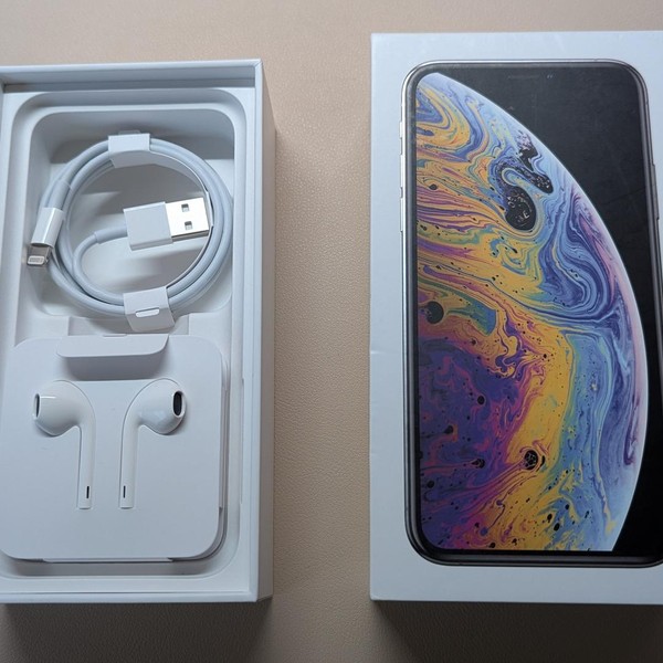 Apple iPhone Xs - Unlocked Non-US, 64 GB, Silver, A2097