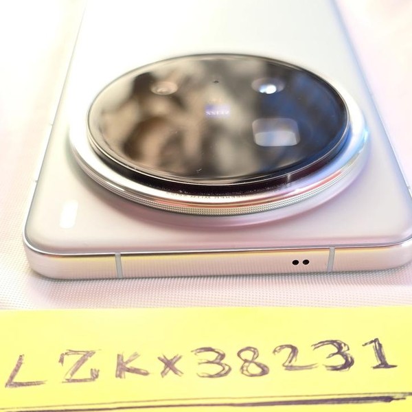 Vivo X200 Pro - Unlocked Non-US, 512 GB, Titanium, 16 GB