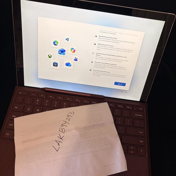 Microsoft Surface Pro 5 (2017) - Wi-Fi, 128 GB, Burgundy, 4 GB