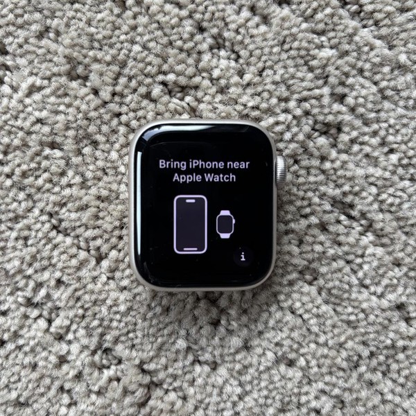 Apple Watch SE 2nd Gen 40mm - Xfinity, Starlight, A2726 - Cellular, Aluminum