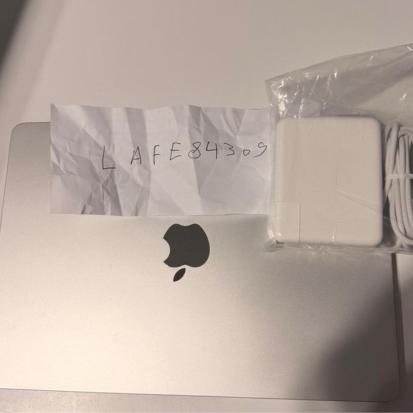 MacBook Air 2024 (M3) - 13 inch - 256 GB, Starlight, 8 GB, Apple M3, 8-core GPU