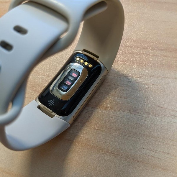 Fitbit Charge 5 - Gold
