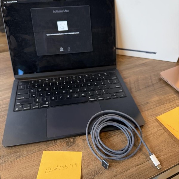 MacBook Air 2022 (M2) - 13 inch - 256 GB, Midnight, 8 GB, Apple M2