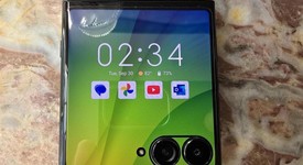 Mint
													Motorola Razr Ultra (2025) - AT&T, PANTONE Scarab, 512 GB, 16 GB, photo 2 of 9