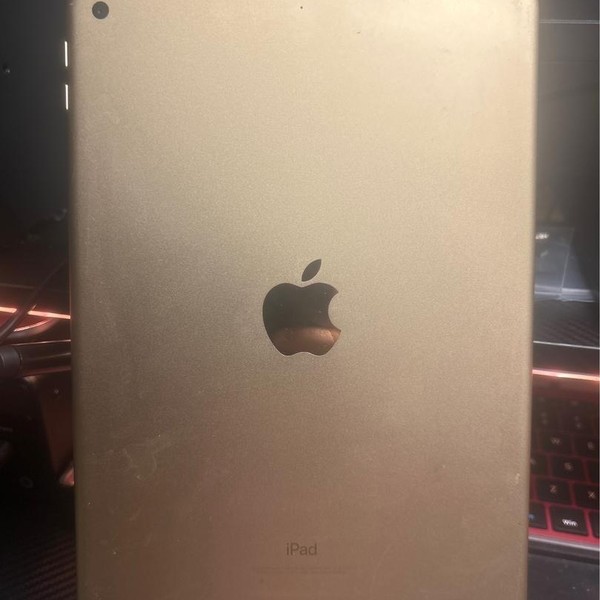 Apple iPad (5th Gen) - Wi-Fi, 32 GB, Gold, A1822