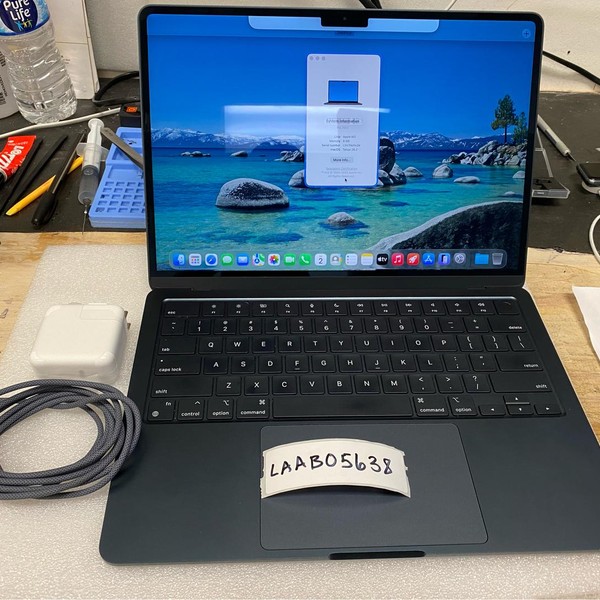 MacBook Air 2022 (M2) - 13 inch - 512 GB, Midnight, 8 GB, Apple M2