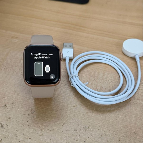 Apple Watch Series 4 40mm - Unlocked, Gold, A1975 - Cellular, Aluminum
