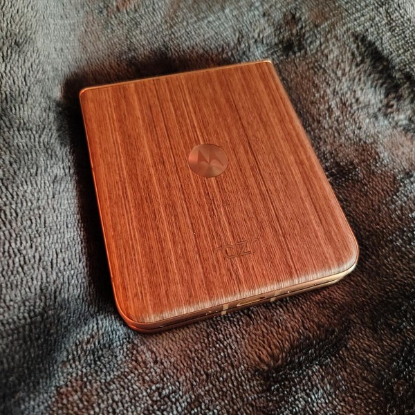 Motorola Razr Ultra (2025) - Unlocked, 512 GB, PANTONE Mountain Trail, 16 GB