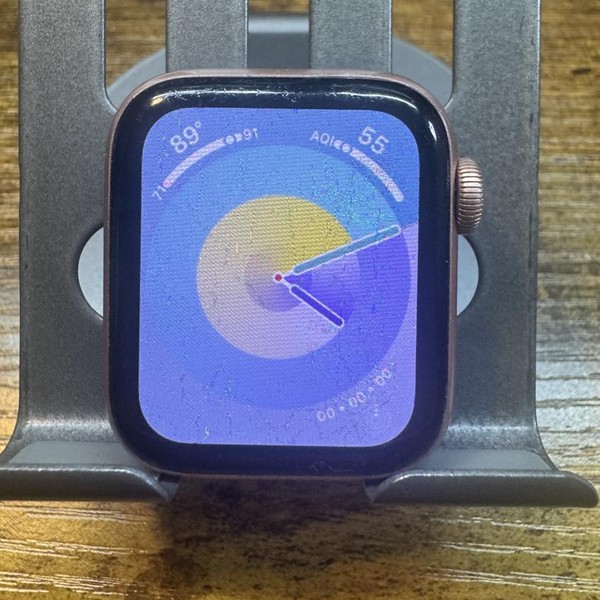 Apple Watch SE 1st Gen 40mm - Unlocked, Gold, A2353 - Cellular, Aluminum