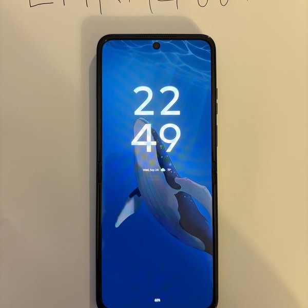 Motorola Razr (2024) - Unlocked, 256 GB, Gray, 8 GB