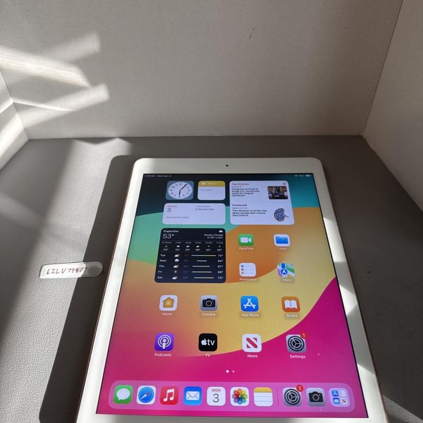 Apple iPad 6th Gen - Wi-Fi, 128 GB, Gold, A1893