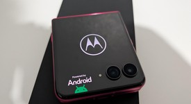Mint
													Motorola Razr Ultra (2025) - Unlocked, PANTONE Cabaret, 1 TB, 16 GB, photo 5 of 12