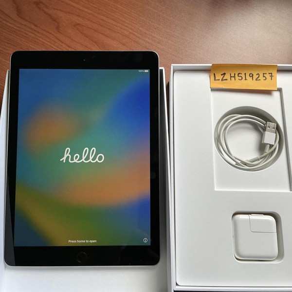 Apple iPad 5th Gen - Wi-Fi, 32 GB, Gray, A1822