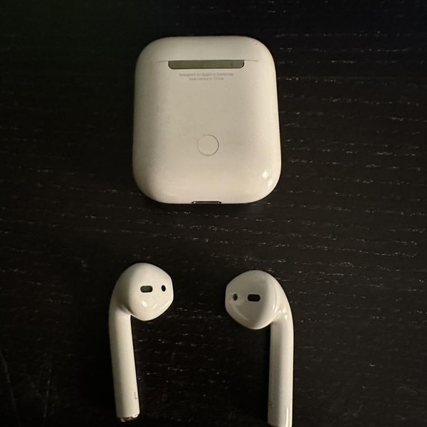 Apple AirPods 2nd Gen - Lightning Case