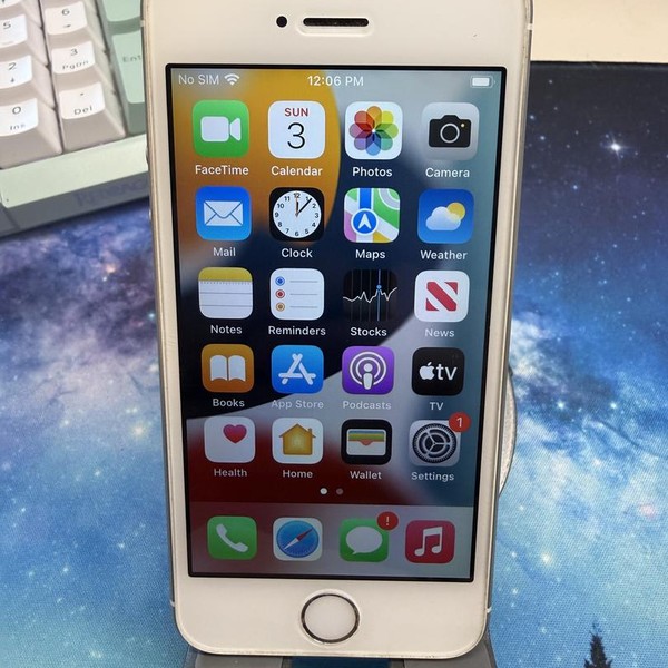 Apple iPhone SE 1st Gen 2016 - Unlocked, 32 GB, Silver, A1723