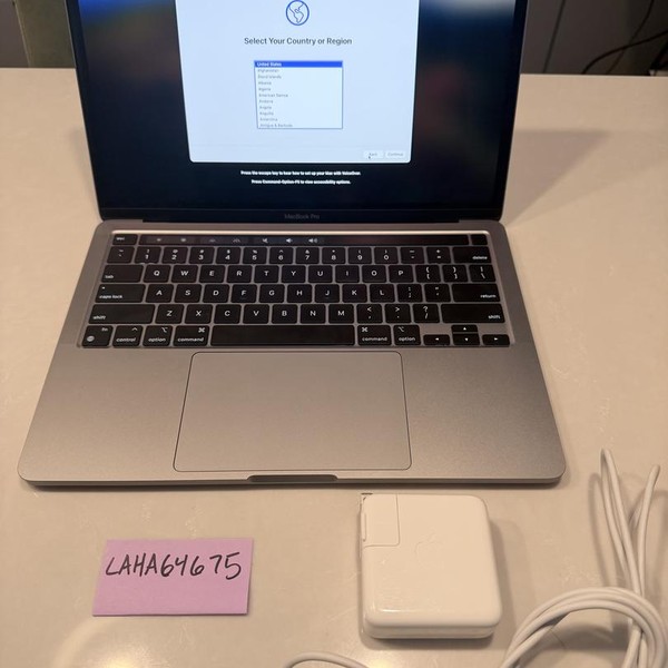 MacBook Pro 2022 - 13 inch - 1 TB, Gray, 16 GB, Apple M2