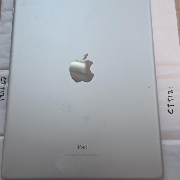 Apple iPad (6th Gen) - Wi-Fi, 128 GB, Gold, A1893