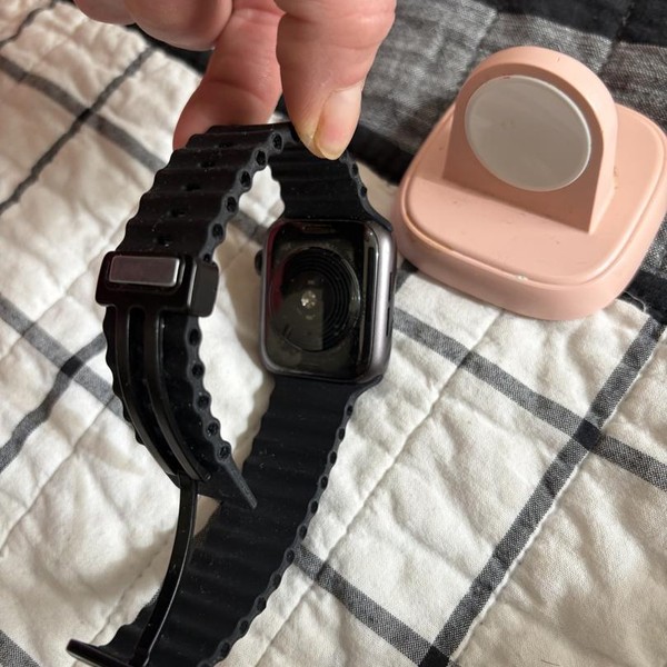 Apple Watch SE 1st Gen 44mm - Unlocked, Gray, A2354 - Cellular, Aluminum