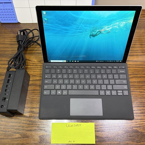 Microsoft Surface Pro 5 (2017) - Wi-Fi, 256 GB, Silver, 8 GB