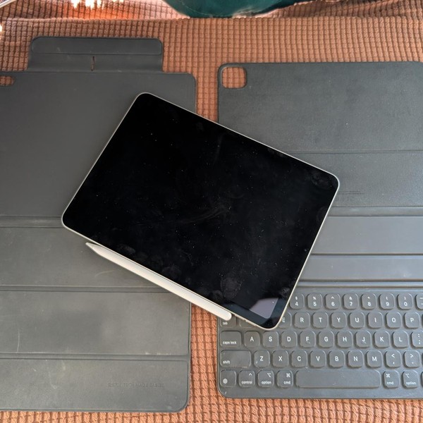 Apple iPad Air (5th Gen) - Wi-Fi, 256 GB, Starlight, A2588