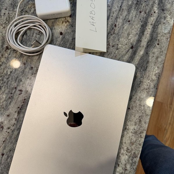 MacBook Air 2022 (M2) - 13 inch - 512 GB, Silver, 8 GB, Apple M2