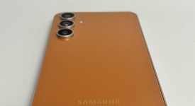 Good
													Samsung Galaxy S23 FE - Unlocked Non-US, Tangerine, 128 GB, 8 GB, SM-S711B/DS, photo 4 of 8