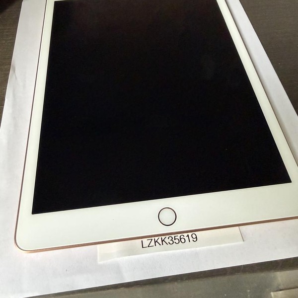 Apple iPad 7th Gen - Unlocked, 32 GB, Gold, A2200