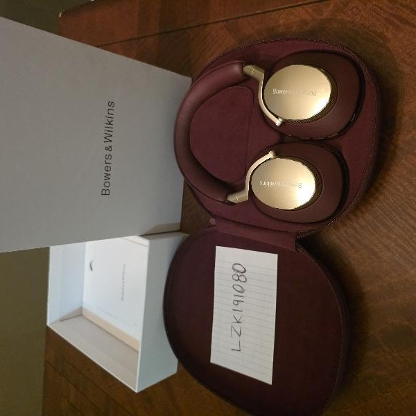 Bowers & Wilkins PX8 - Tan