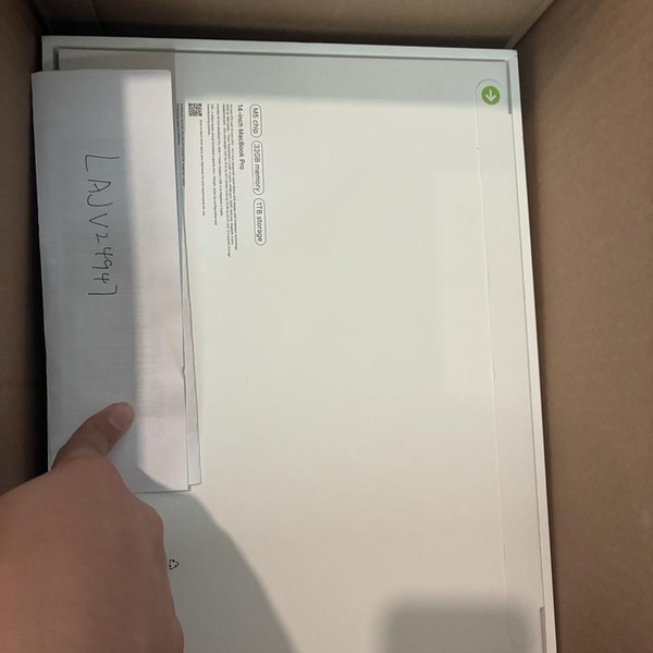 MacBook Pro 2026 - 14 inch (M5) - 1 TB, Silver, 32 GB, Apple M5, Standard Display