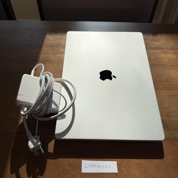 MacBook Pro 2021 - 16 inch - 2 TB, Silver, 64 GB, Apple M1 Max