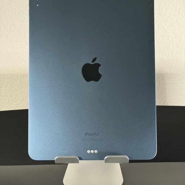 Apple iPad Air (5th Gen) - Wi-Fi, 256 GB, Blue, A2588