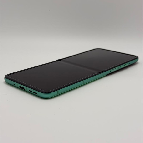 Motorola Razr (2025) - Unlocked, 256 GB, Green, 8 GB