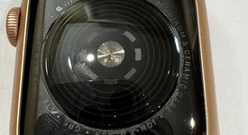 Good
													Apple Watch SE 1st Gen 40mm - Unlocked, Gold, A2353 - Cellular, Aluminum, photo 4 of 8