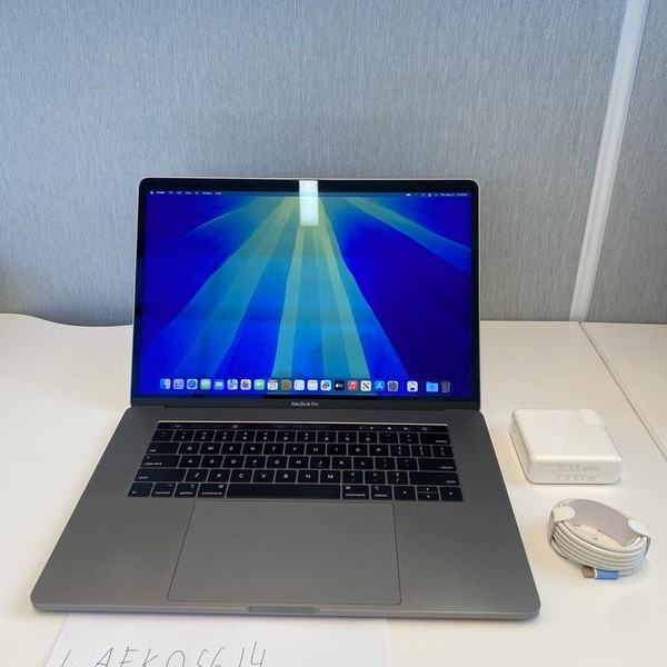 MacBook Pro 2019 - 15 inch - 256 GB, Gray, 16 GB, Intel Core i7