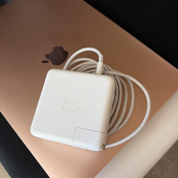 MacBook Air 2020 - 13 inch - 256 GB, Gold, 8 GB, Apple M1