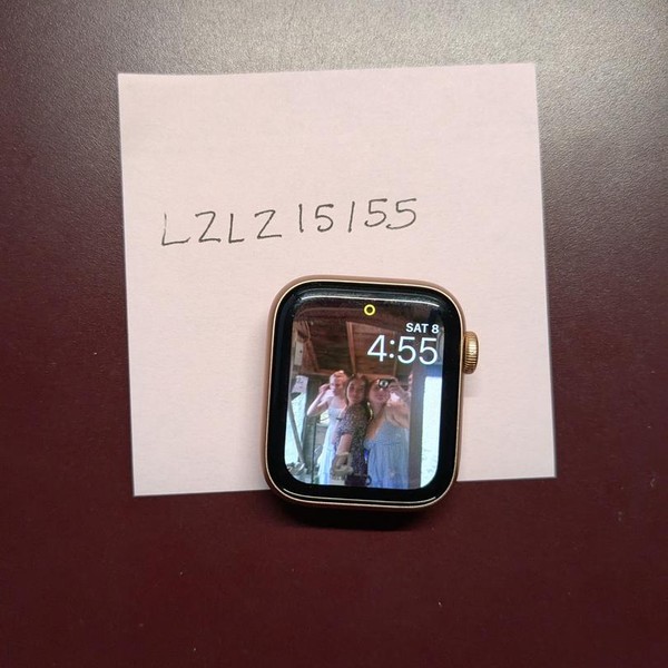 Apple Watch SE 1st Gen 40mm - Gold, A2351 - GPS, Aluminum