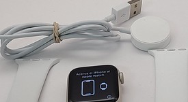 Good
													Apple Watch SE 2nd Gen 40mm - Unlocked, Starlight, A2726 - Cellular, Aluminum, photo 4 of 4