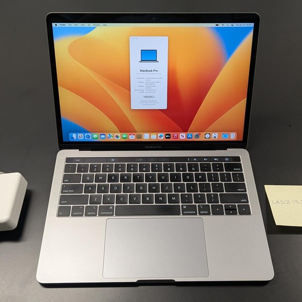 MacBook Pro 2019 - 13 inch - 256 GB, Gray, 8 GB, Intel Core i5