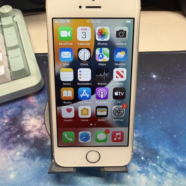 Apple iPhone SE 1st Gen 2016 - TracFone, 32 GB, Silver, A1662