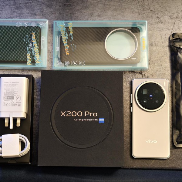 Vivo X200 Pro - Unlocked Non-US, 512 GB, Titanium, 16 GB