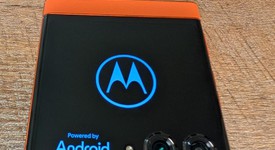 Mint
													Motorola Razr (2024) - Unlocked, Orange, 256 GB, 8 GB, photo 5 of 17