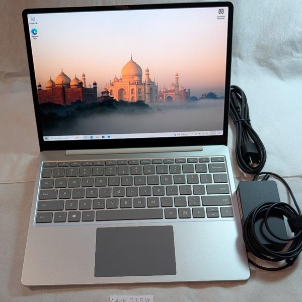 Microsoft Surface Laptop Go - 64 GB, Platinum, 4 GB, Intel Core i5