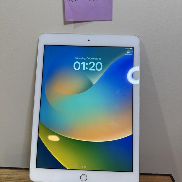 Apple iPad 5th Gen - Wi-Fi, 32 GB, Silver, A1822