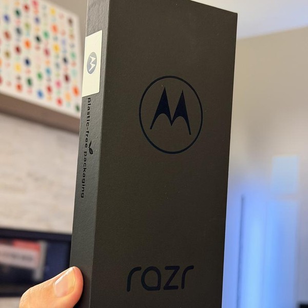 Motorola Razr (2024) - Unlocked, 256 GB, Sand, 8 GB