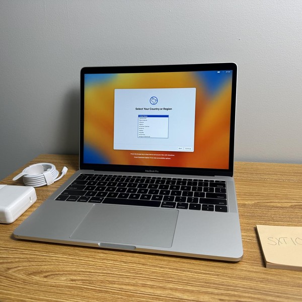 MacBook Pro 2017 (No Touch Bar) - 13 inch - 256 GB, Silver, 8 GB, Intel Core i5