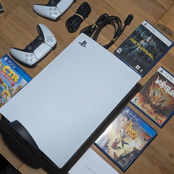 PlayStation 5 Standard Edition (2020) - 825 GB, White, Standard Edition