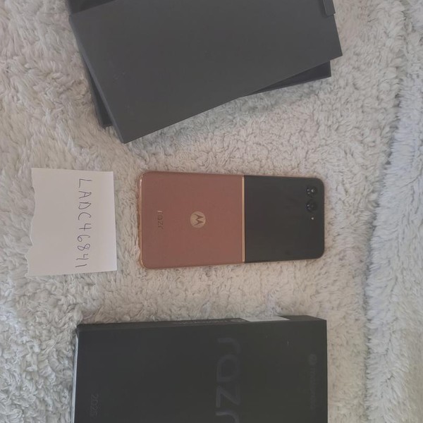 Motorola Razr Plus (2025) - Unlocked, 256 GB, PANTONE Mocha Mousse, 12 GB