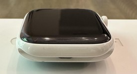 Good
													Apple Watch Series 5 44mm - Unlocked, White, A2095 Cellular, Ceramic, photo 4 of 21