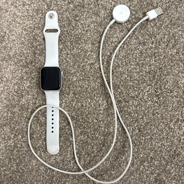 Apple Watch SE (1st Gen) 40mm - Silver, A2351 - GPS, Aluminum