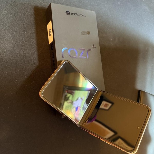 Motorola Razr Plus (2025) - Unlocked, 256 GB, PANTONE Mocha Mousse, 12 GB